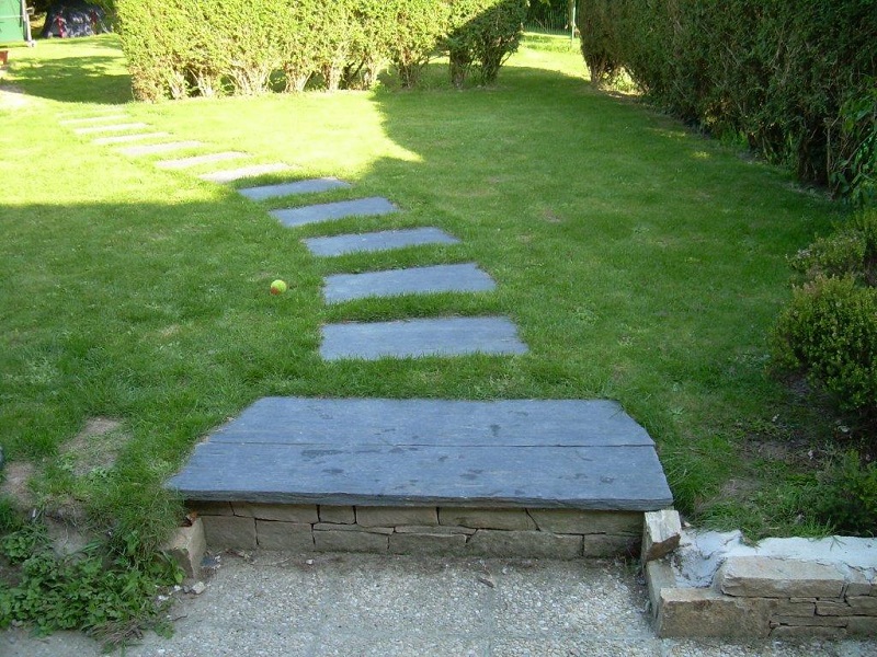 pas japonais quartzite noir pelouse